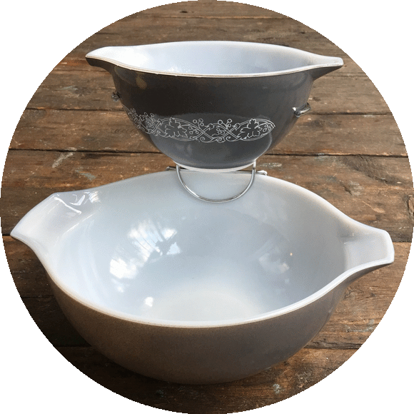 JAJ Pyrex Classics set of two bowls with bracket, grey with white