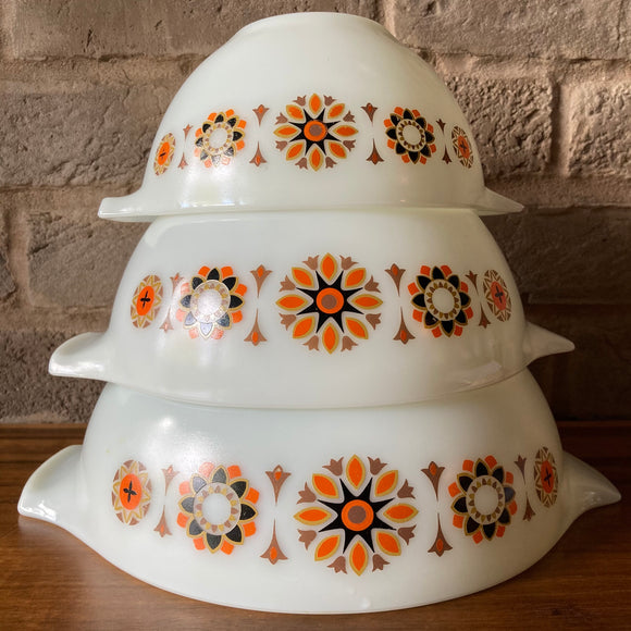 JAJ Pyrex ‘Toledo’ nesting Cinderella bowls set of three
