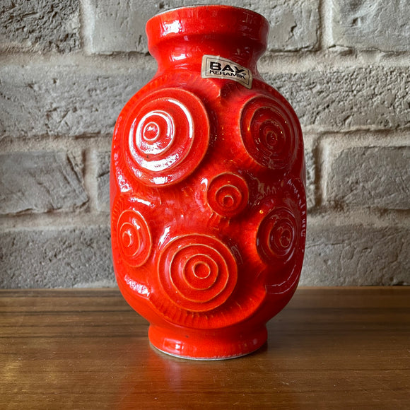84 20 BAY Ceramic Vase, red, raised circles